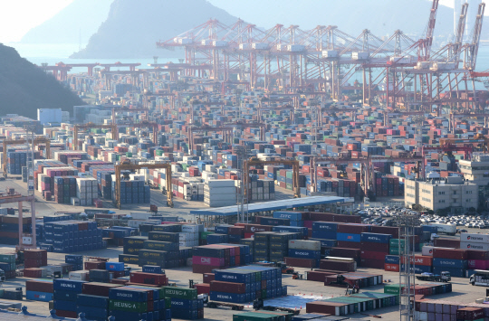 지난해 31일 오전 부산항 신선대부두에 수출입 화물이 쌓여있다. [연합뉴스].